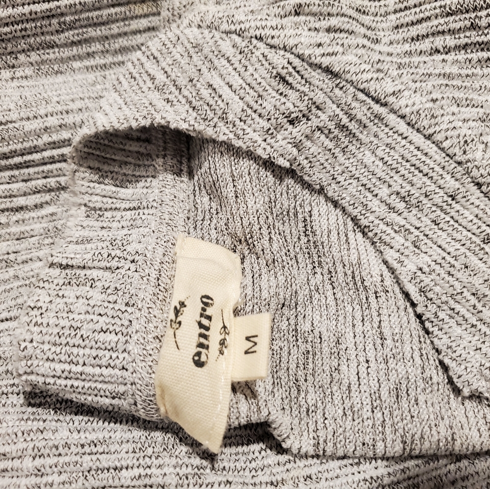 Love this boutique top gray Entro M (medium)